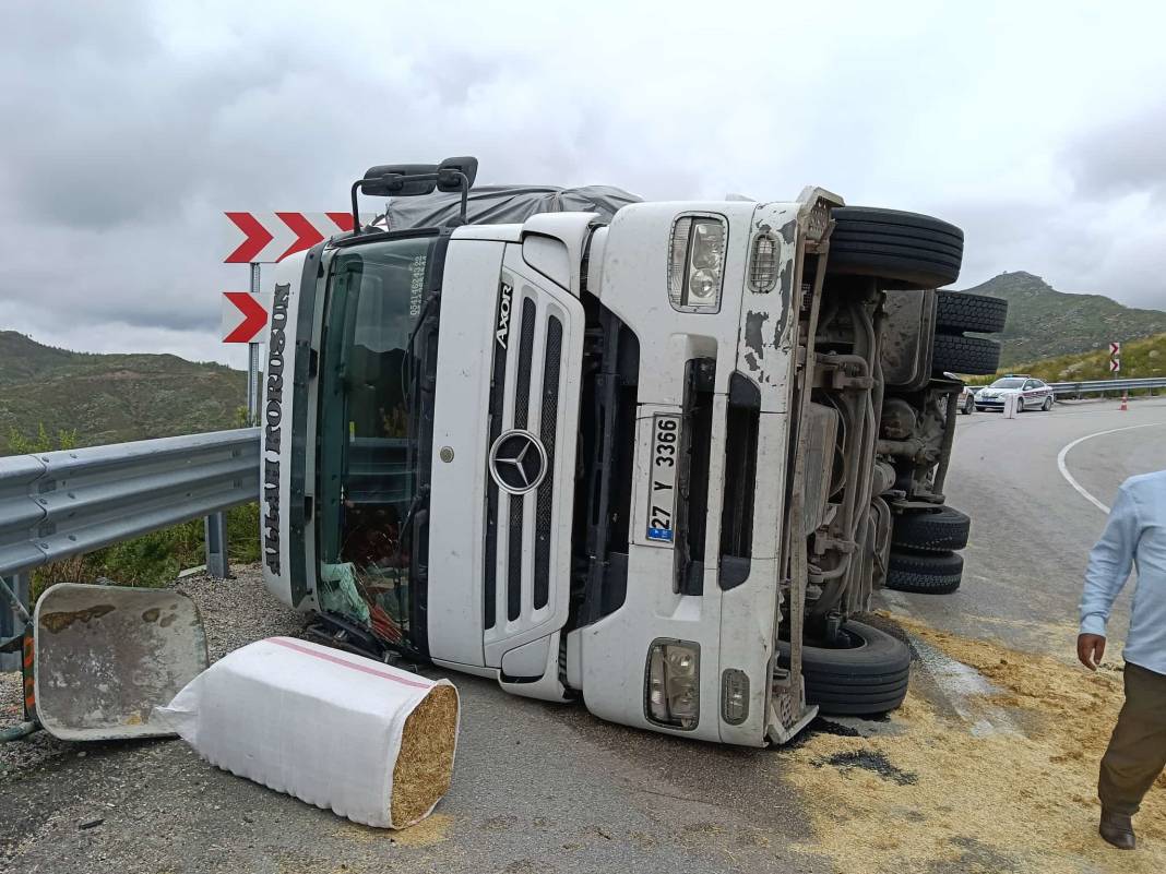 Konya-Antalya yolunda TIR devrildi! 3